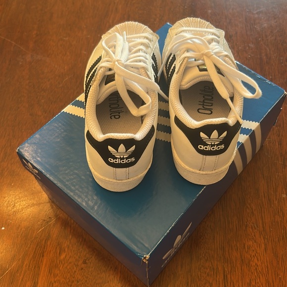 Toddlers Adidas Superstar Athletic Shoe, Black and White, Size 11K - Picture 4 of 9